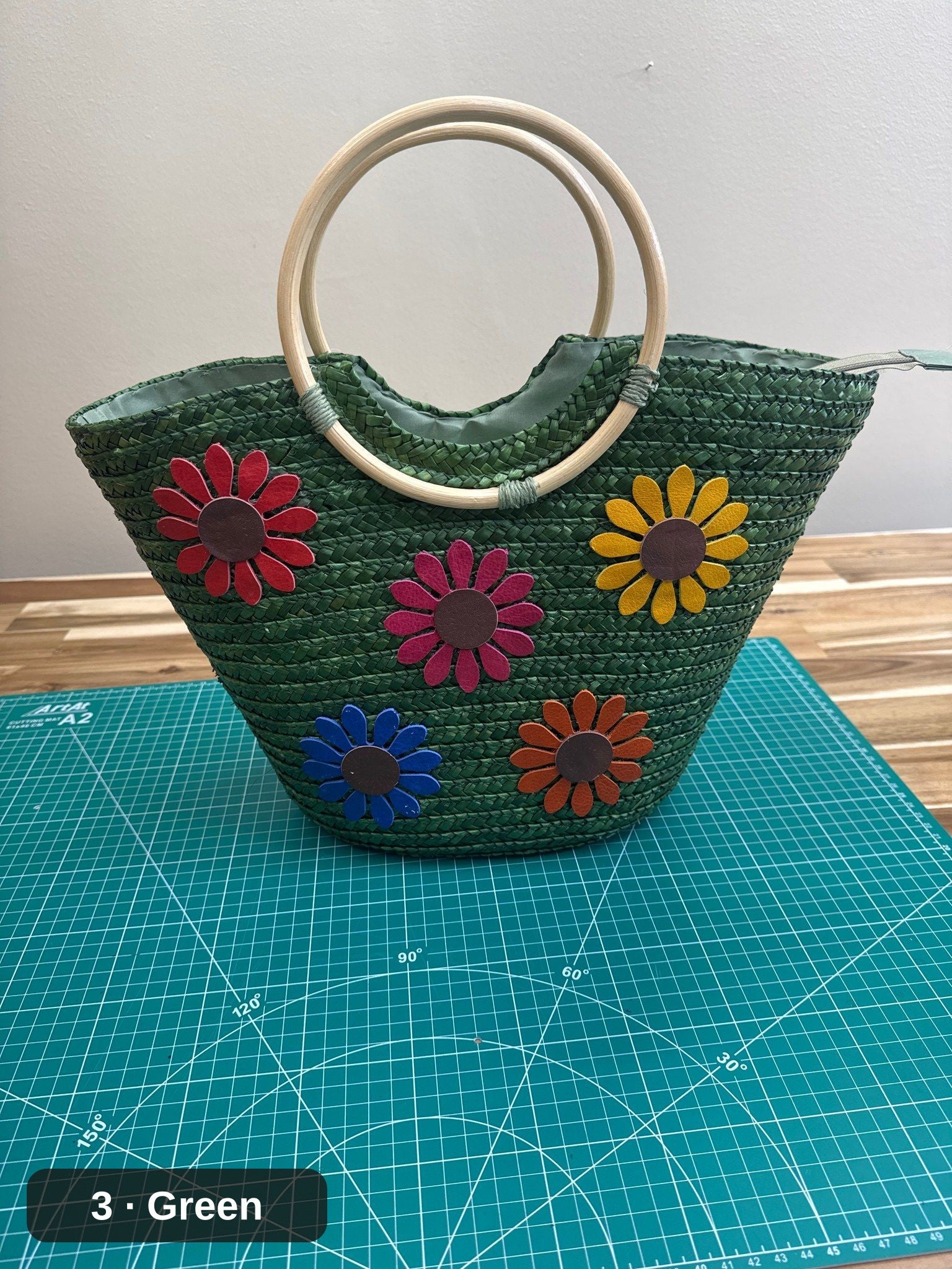 Bolso de mano de flores tejido: Cesta de paja con flores de cuero hechas a mano