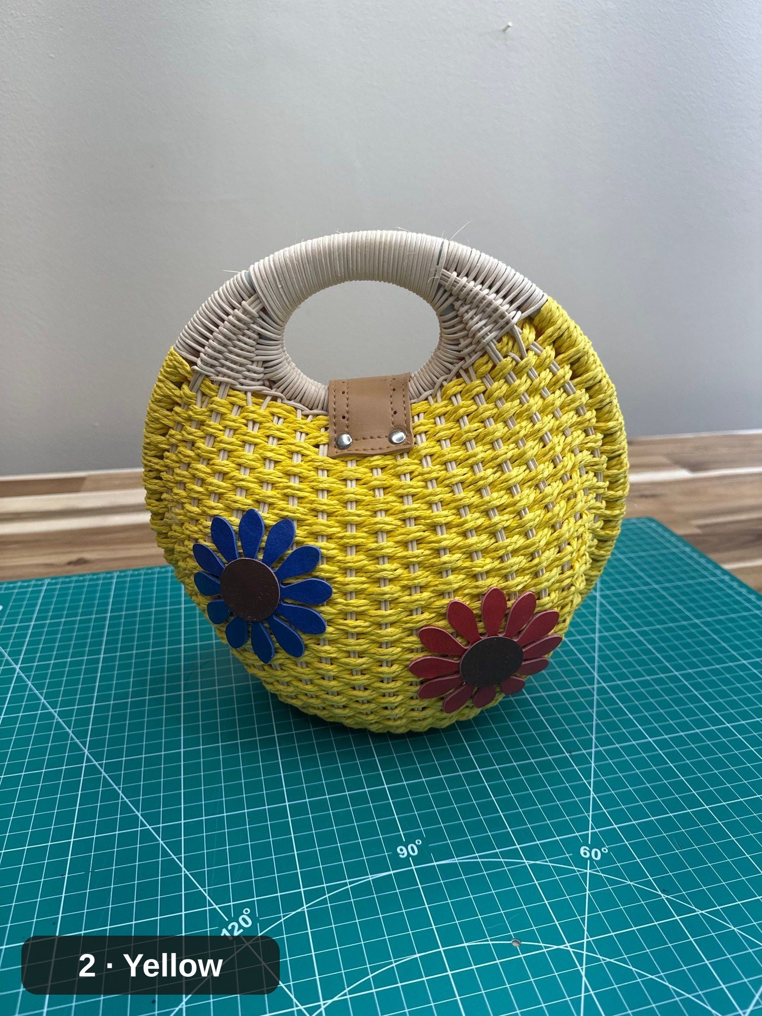 Bolso de mano de flores tejido: Cesta de paja con flores de cuero hechas a mano
