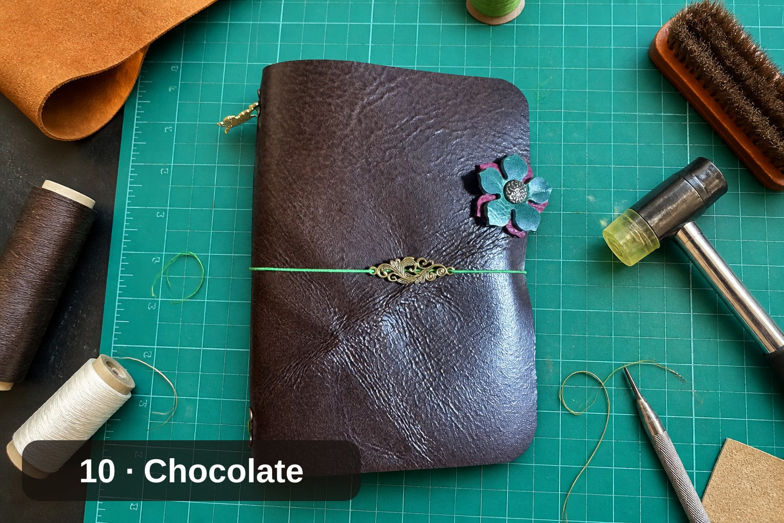 Diario de cuero hecho a mano con cierre de tira - Magenta con dije de flor
