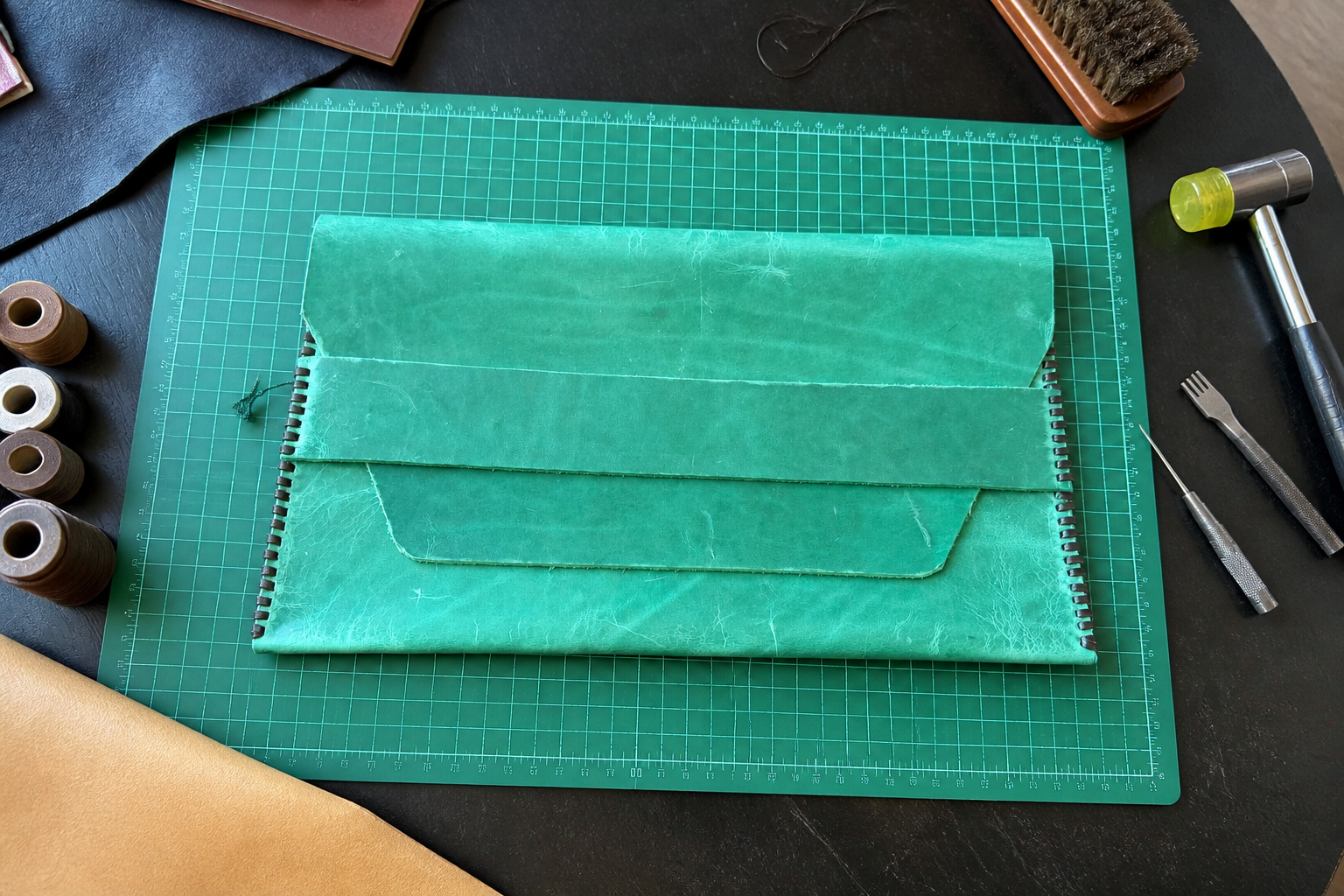 Funda para portátil "Live Edge" - Cuero sin tratar hecho a mano - Esmeralda