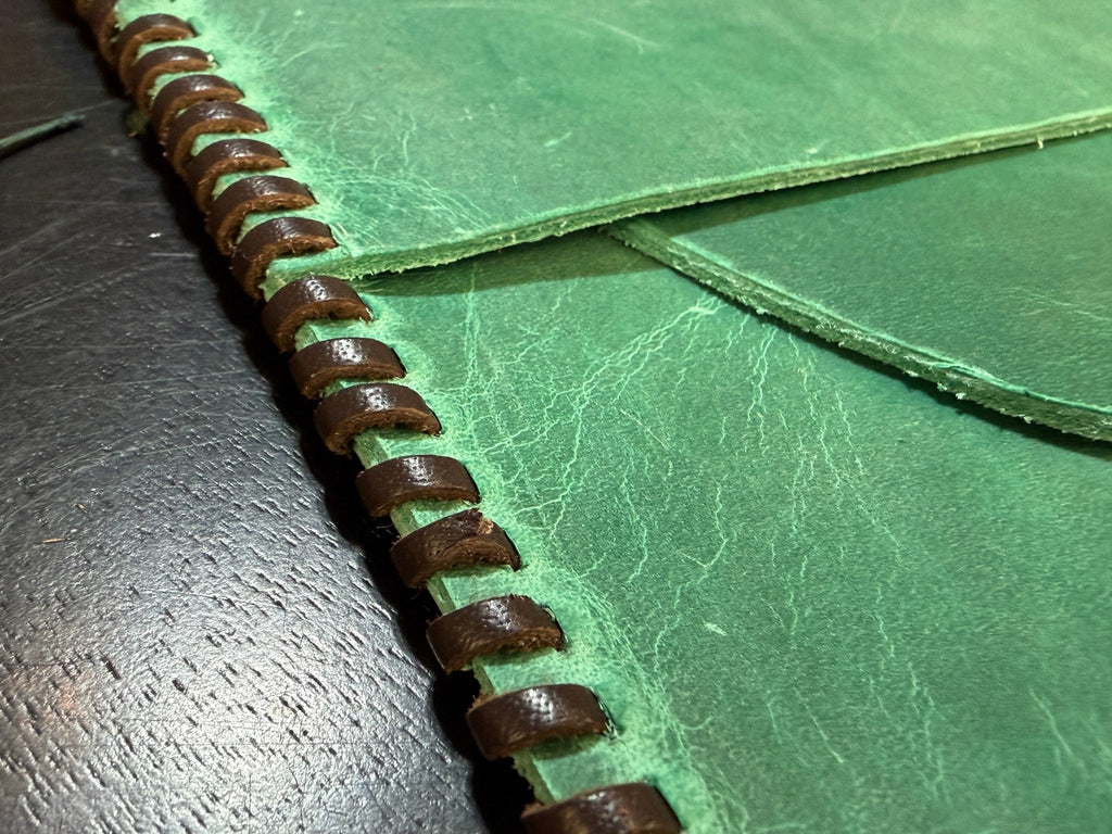 Funda para portátil "Live Edge" - Cuero sin tratar hecho a mano - Esmeralda