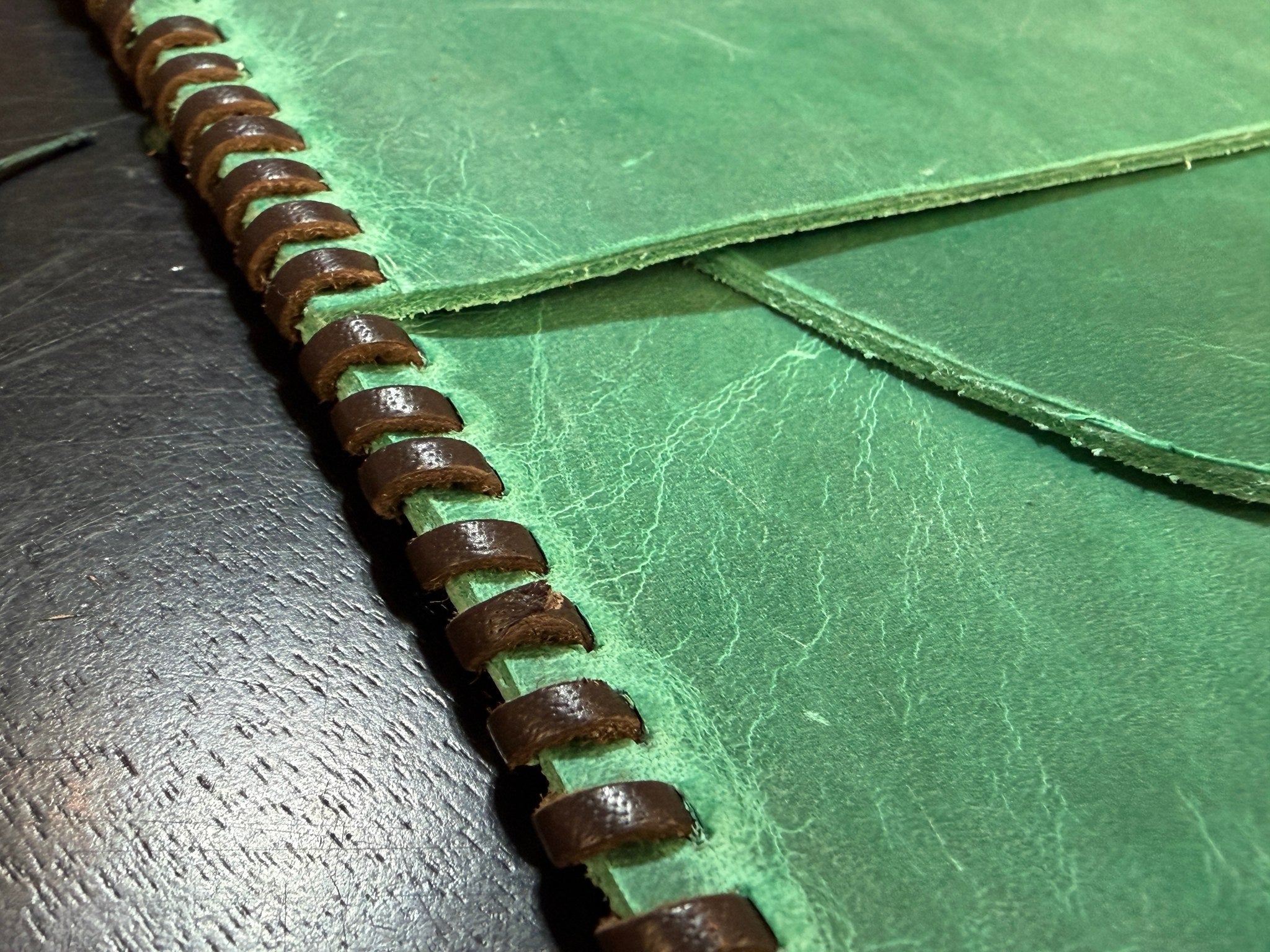 Funda para portátil "Live Edge" - Cuero sin tratar hecho a mano - Esmeralda