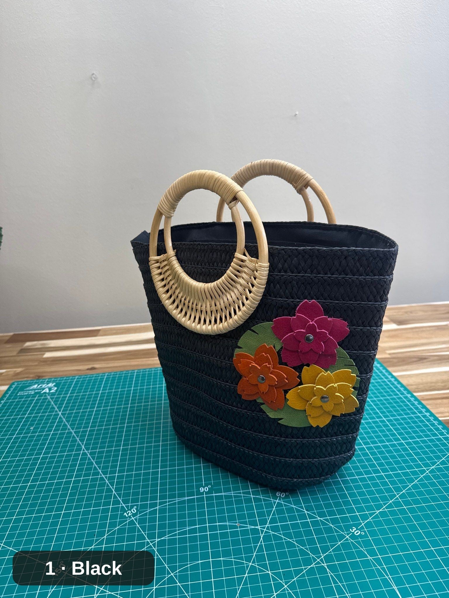Bolso de mano de flores tejido: Cesta de paja con flores de cuero hechas a mano