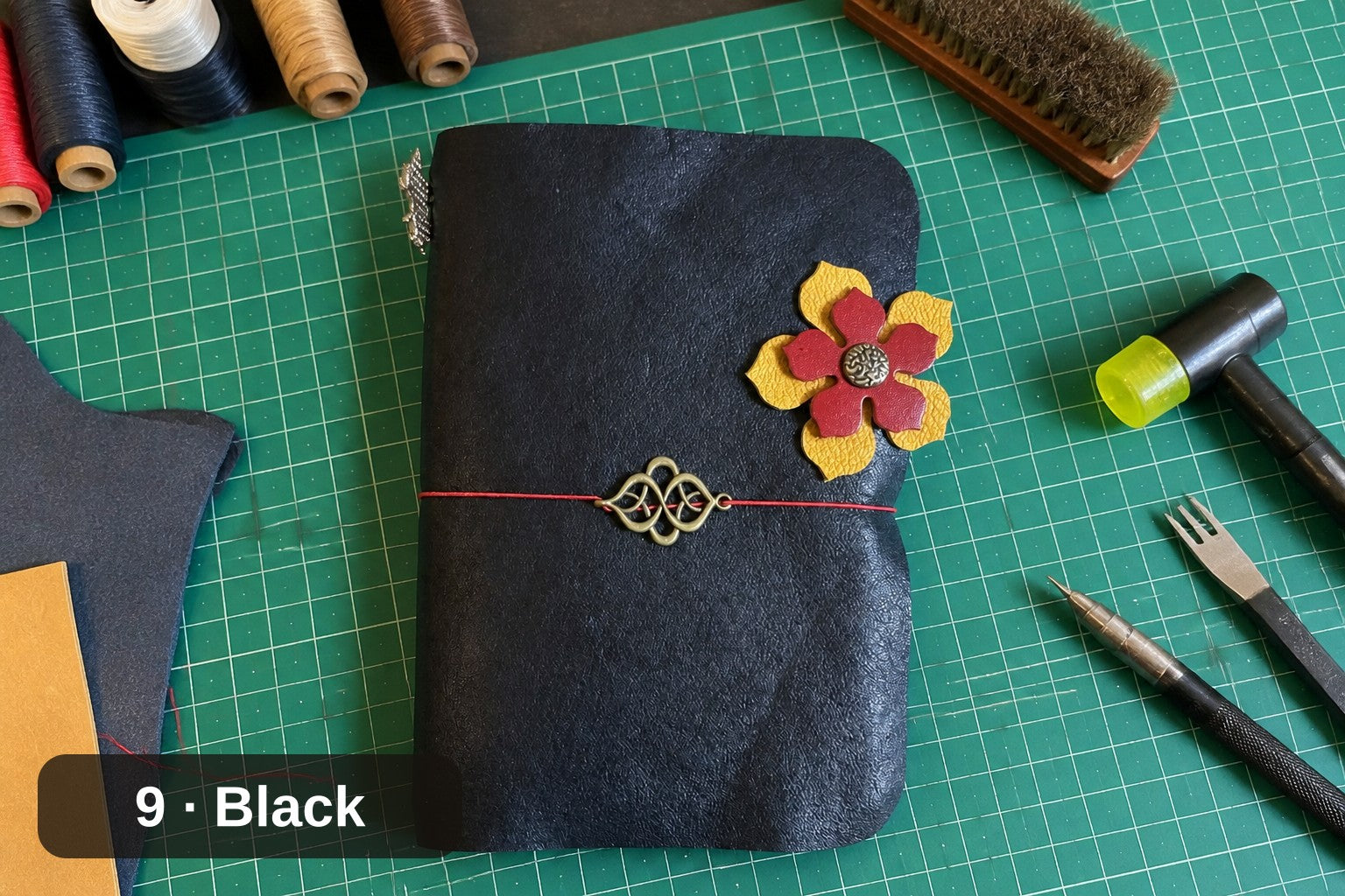 Diario de cuero hecho a mano con cierre de tira - Magenta con dije de flor